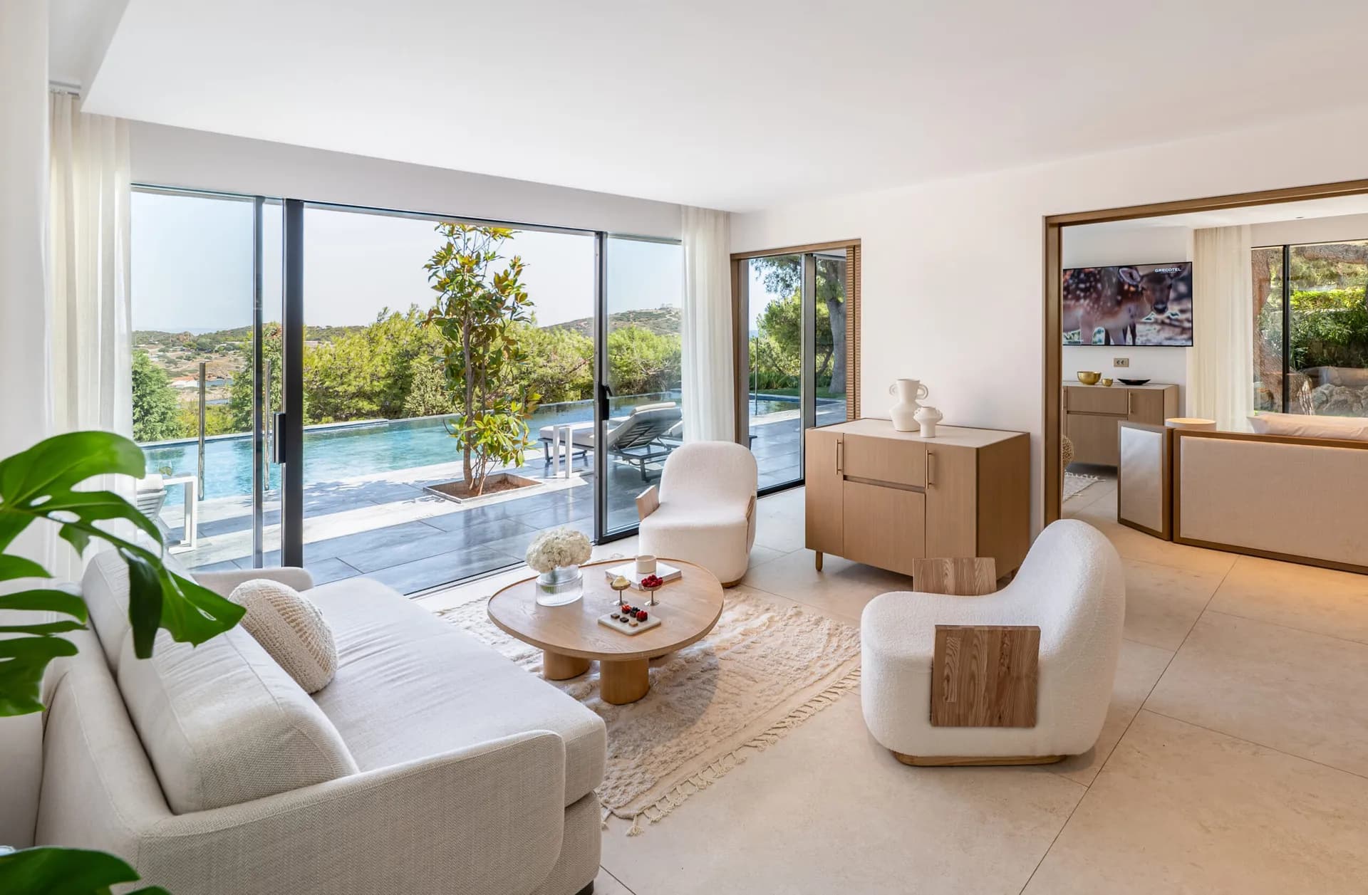 10 Luxury Suites in Greece for a Premium Stay